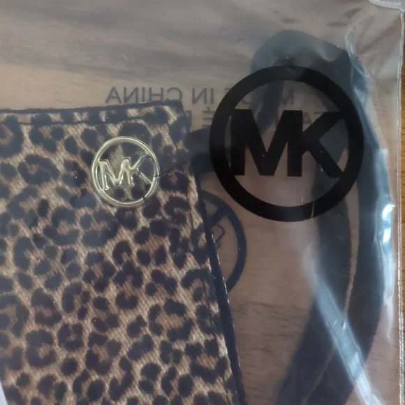 NWT Michael Kors face mask size S/M - Picture 3 of 3